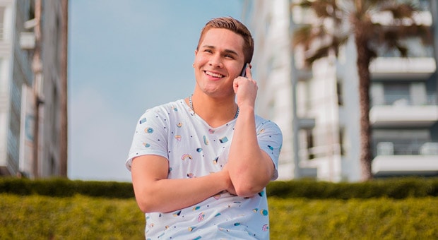 es un servicio que permite a un usuario telcel realizar una llamada sin costo a otra linea siempre y cuando esta sea aceptada y pagada por el usuario destinatario